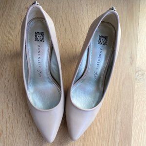NEW- SEXY Anne Klein NUDE classic heels